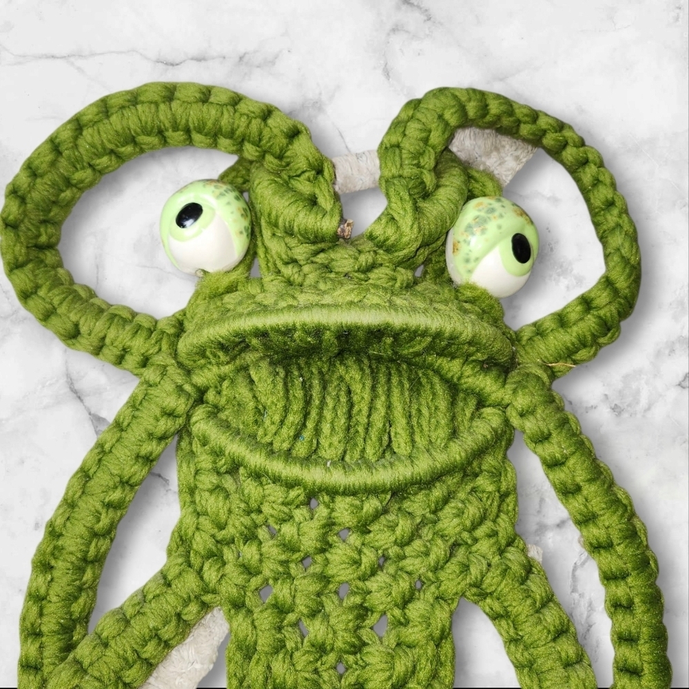 Vintage Frog Macrema Towel Holder - Picture 3 of 5